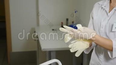 女医生戴上白色消毒手术手套。 穿着医生制服的女人在手术前戴着乳胶手套